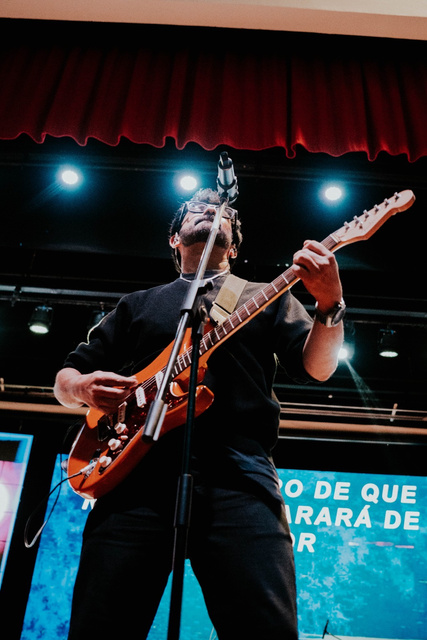 Fotografia de guitarrista en concierto